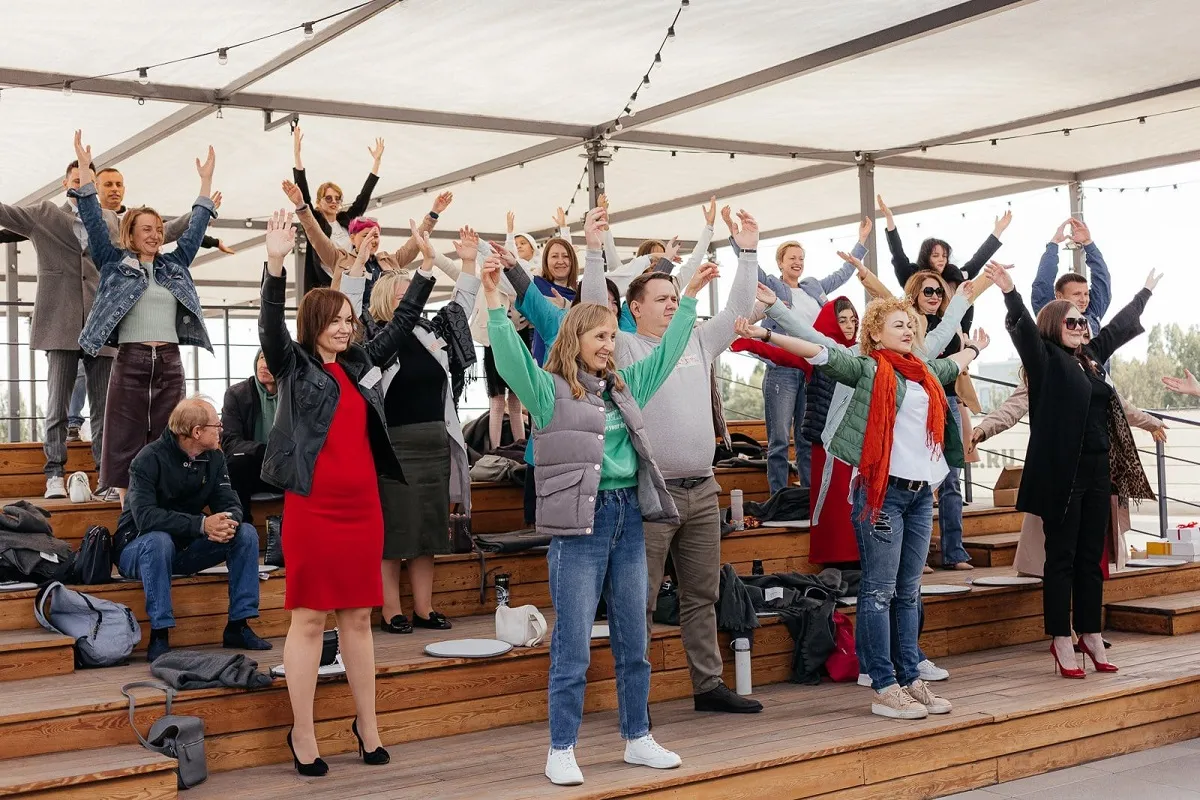 Сообщники клуба TenChat делают зарядку