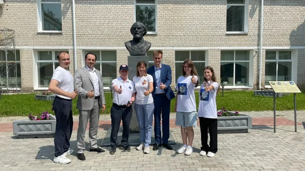 Групповая фотография у космодрома