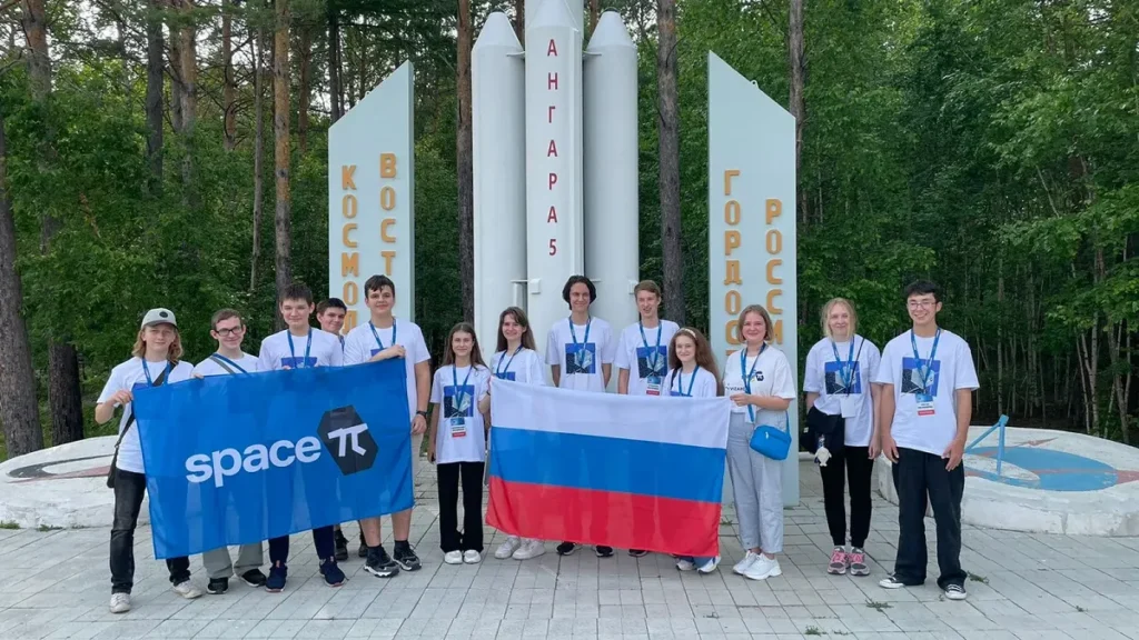 Групповая фотография у космодрома