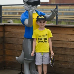 Мальчик рядом с фигуркой волка