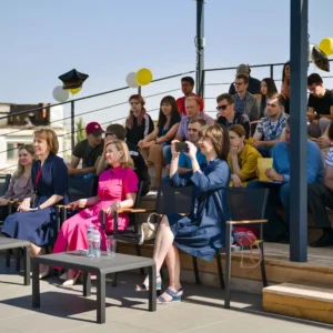 Групповая фотография на крыше коворкинга