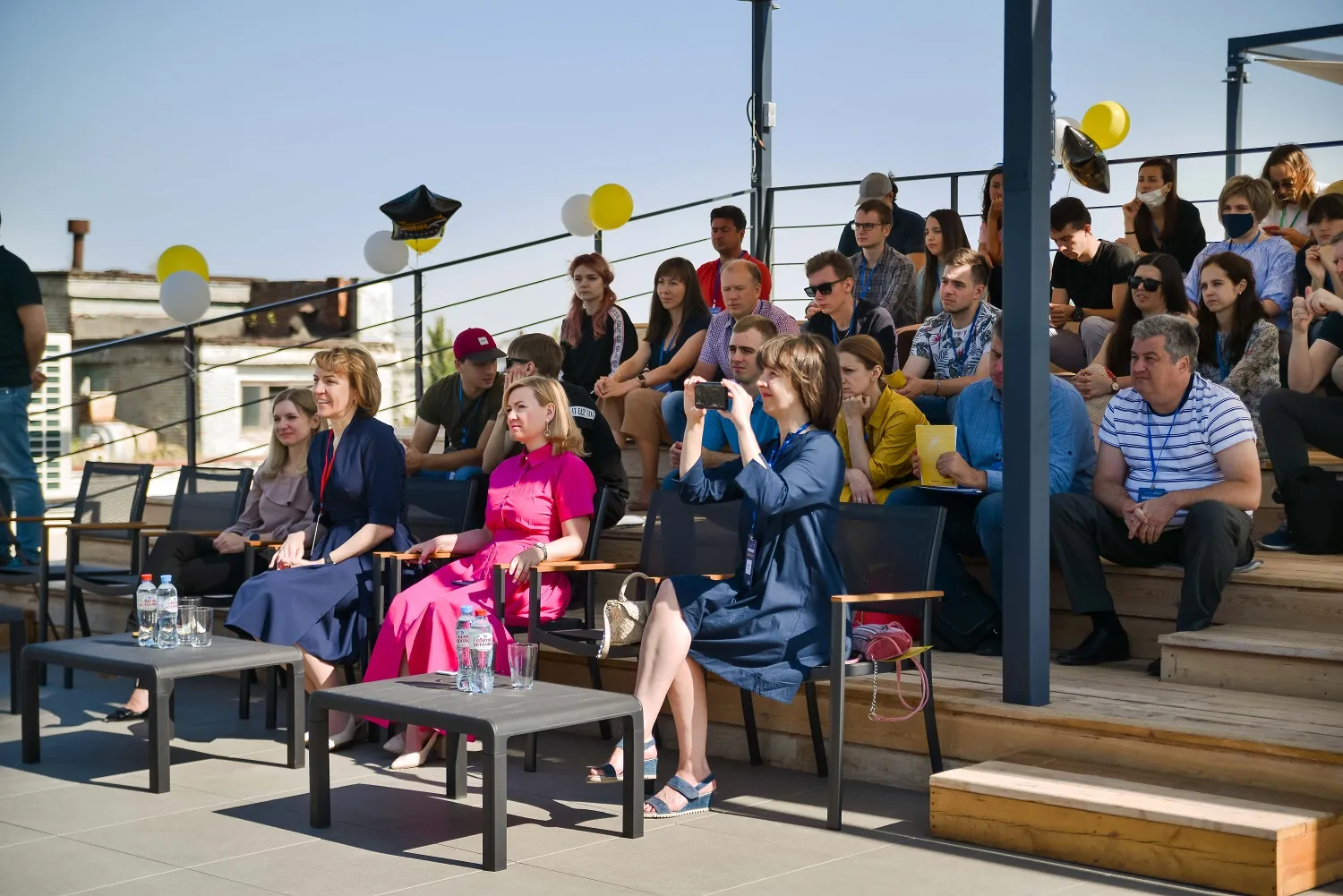 Групповая фотография на крыше коворкинга