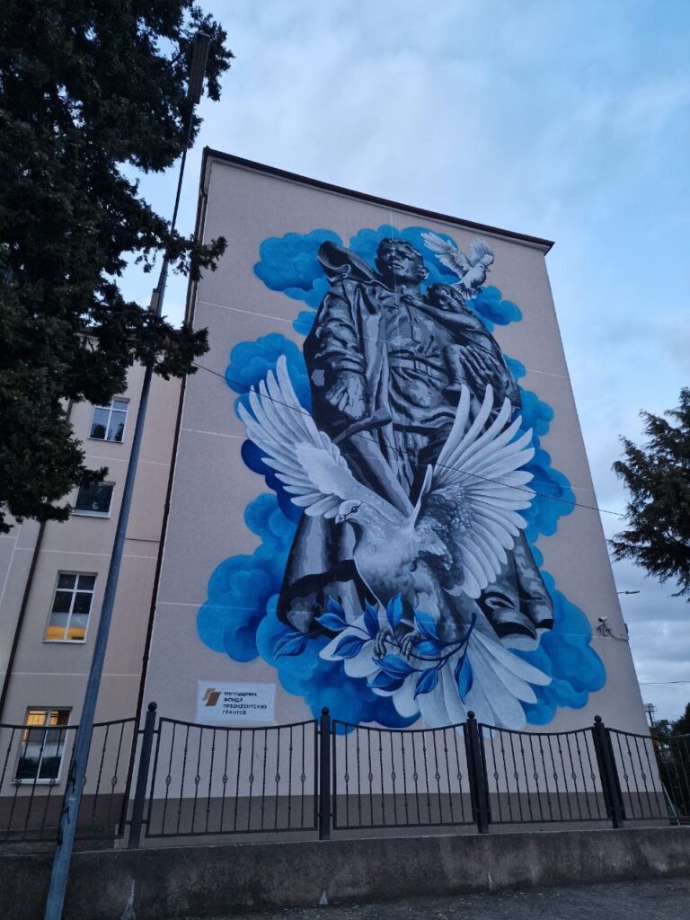 Мурал в г. Очамчыра. Сюжет «Неизвестный солдат» - символ памяти, защиты и надежды.