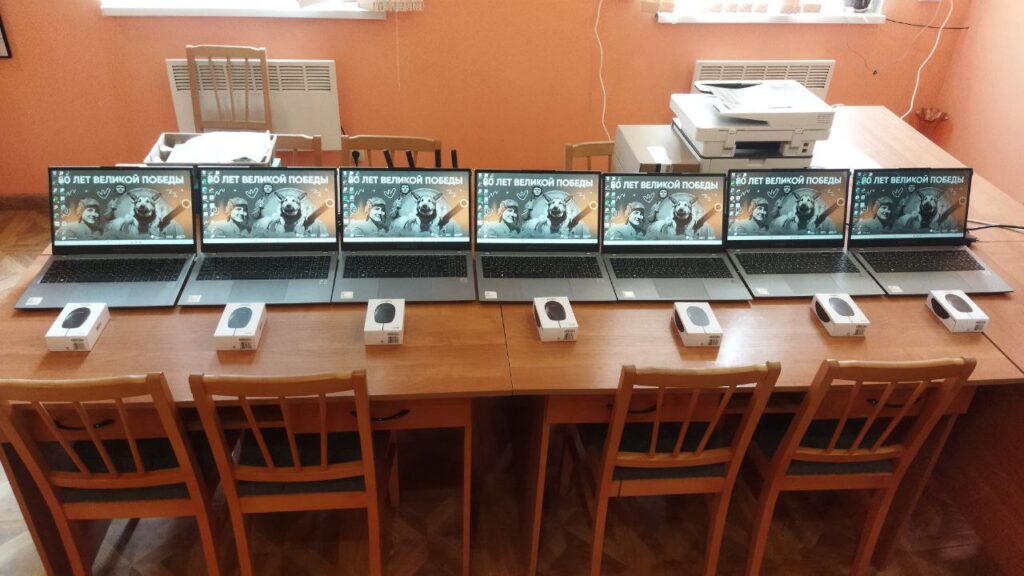 ноутбуки на столах