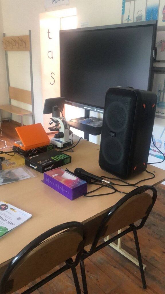 оборудование на столе