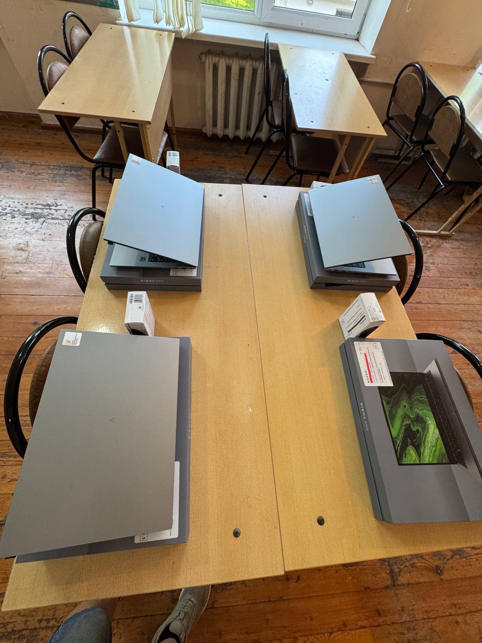 ноутбуки на столе