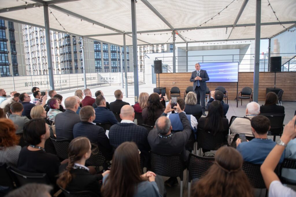 Участники форума слушают спикера