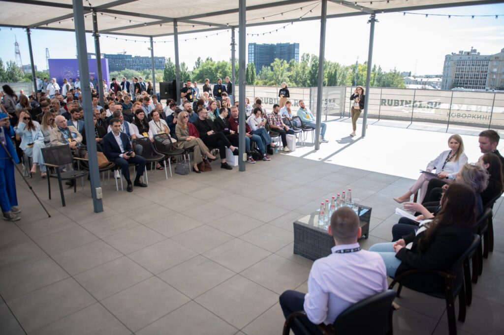 Вид со стороны выступающих на зрителей